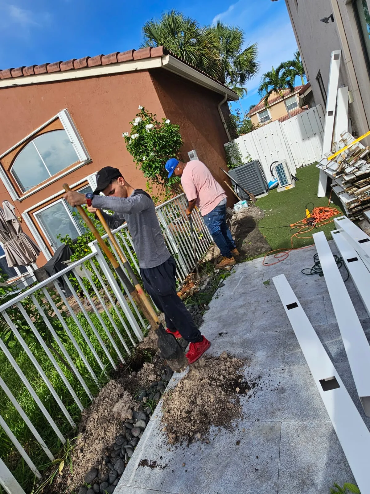 Barracuda Fencing crew at work